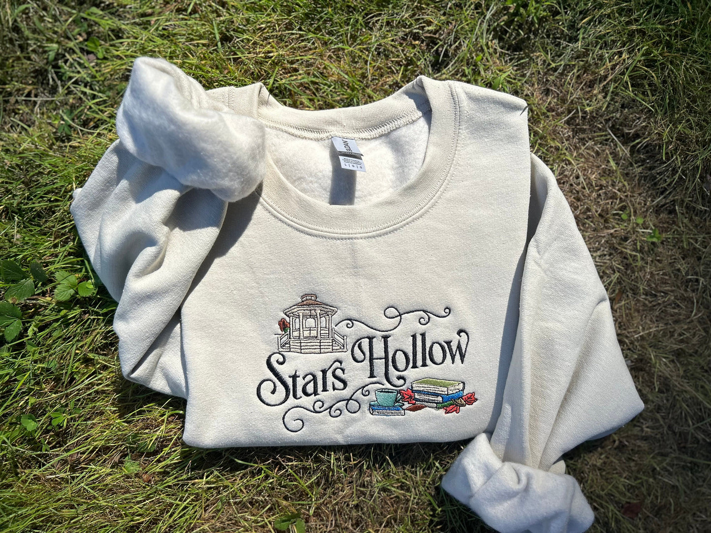 Gilmore Girls inspired Embroidered Crewneck Stars Hollow Sweater TV Show Fan Gift for her Unique Gifts Gilmore Gilrs Sweatshirt Lukes Diner